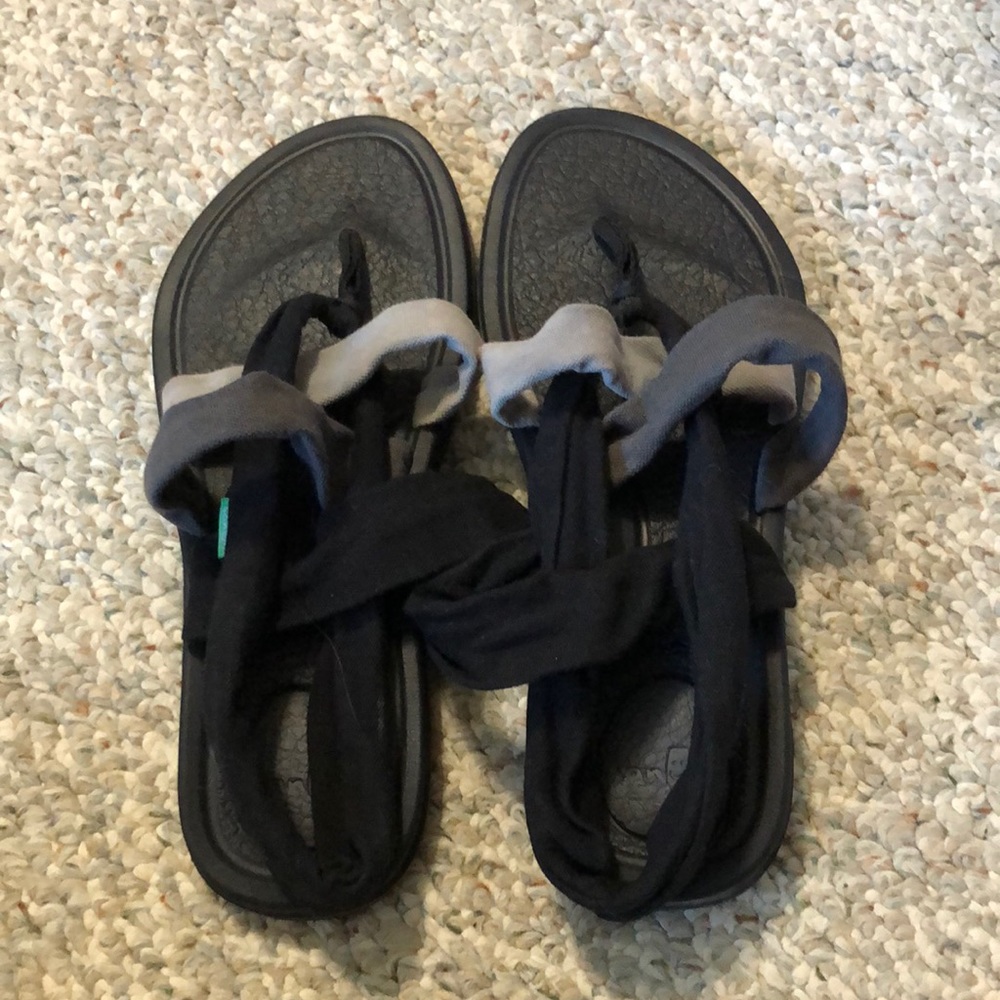 Gently used Sanuk brand sandals size 9
